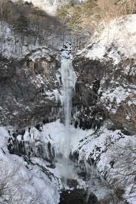 一部が凍った華厳の滝