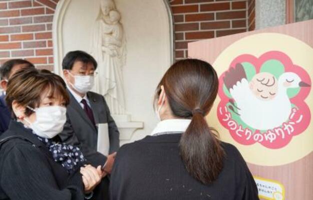 熊本市の慈恵病院を視察する、自民党の「内密出産」について考えるプロジェクトチーム=6日午前