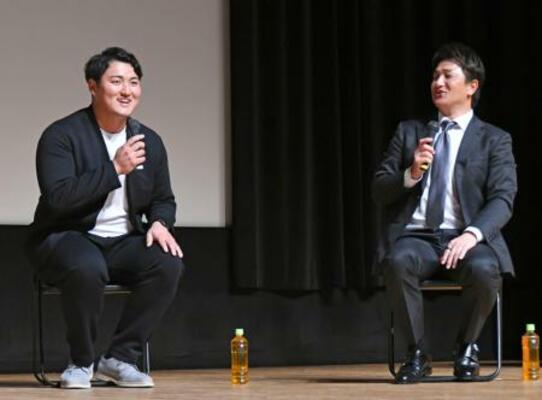 　盛岡市で行われたイベントにサプライズで登場した米スタンフォード大の佐々木麟太郎内野手。右は高橋由伸さん＝２１日