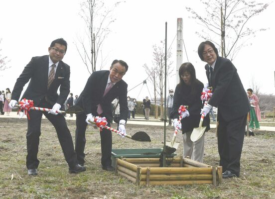 記念植樹する徳永さん（右）ら