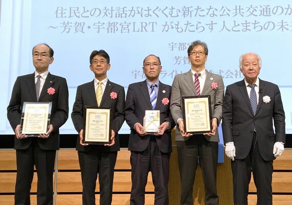 贈呈式で賞状や盾を手にする３者の関係者