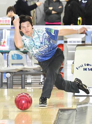 男子で初の王座に就いた石川（日光）＝宇都宮第二トーヨーボウル