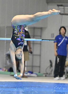 女子１メートル板飛び込み決勝　優勝した榎本の１回目の演技＝日環アリーナ栃木屋内水泳場、湯田大士撮影