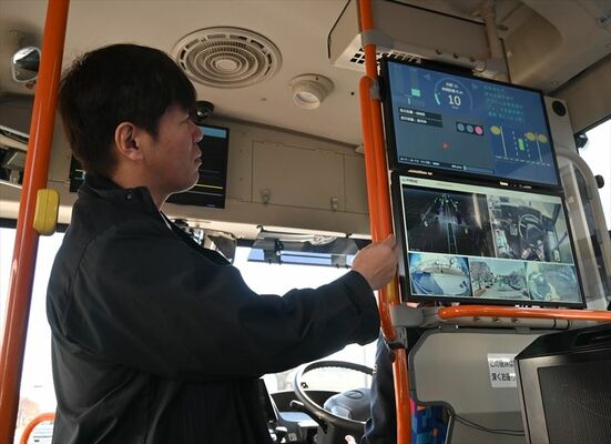 液晶パネルについて説明する中野部長