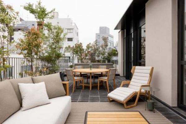 　「パラッツォ・モルテーニ東京」の屋外。ソファはヴィンセント・ヴァン・ドゥイセン「ＰＡＬＩＮＦＲＡＳＣＡ（パリンフラスカ）」（左）、長いすはジオ・ポンティ「Ｄ．１５０．５」＝東京・青山（提供写真）