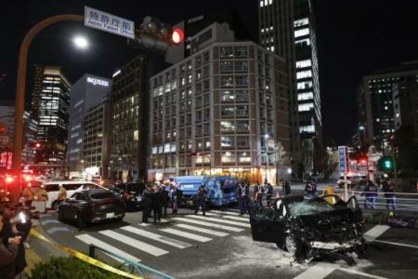 内閣府の公用車など複数台の車両が絡む事故があった現場=22日午後8時4分、東京・赤坂