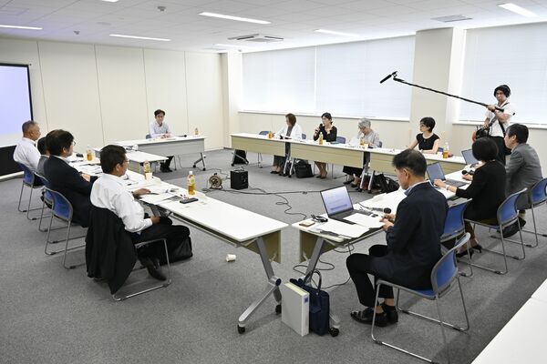 「県カスタマーハラスメント防止対策有識者会議」の初会合＝17日午後、県庁北別館