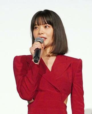 舞台あいさつする岸井ゆきの=東京都内