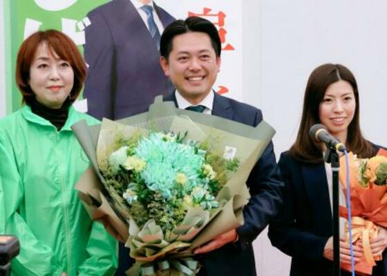 　岐阜市長選で花束を手にする柴橋正直氏（中央）＝１日夜、岐阜市
