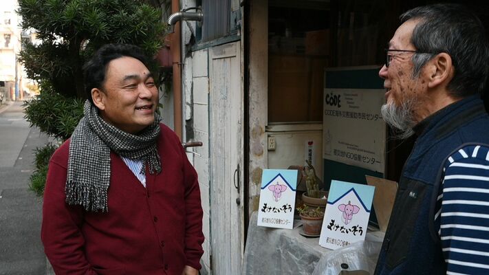 阪神大震災を機に知り合った村井さん（右）と神戸市内で再会したＶネットの矢野理事長＝13日正午、神戸市兵庫区