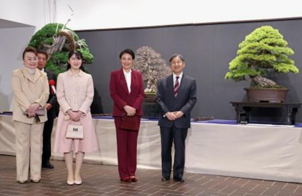 　第１００回国風盆栽展を鑑賞される天皇、皇后両陛下と愛子さま、寛仁親王妃信子さま＝１７日午後、東京都台東区の東京都美術館（代表撮影）