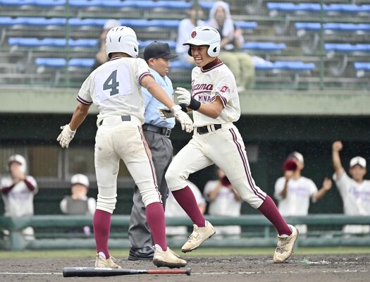 １回、大会第１号の満塁本塁打を放ち、小山南の森川（右）が歓喜の生還＝エイジェック