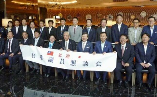 台湾出発を前に、記念写真に納まる超党派の議員連盟「日華議員懇談会」のメンバーら=昨年10月、羽田空港