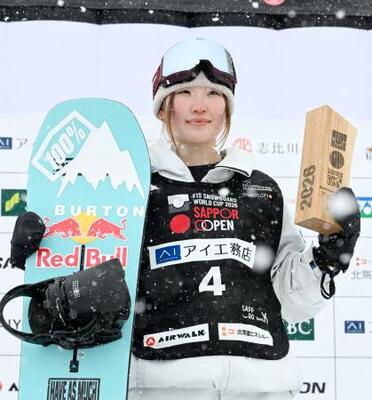 　スノーボードＷ杯札幌大会の女子ハーフパイプで優勝した小野光希＝札幌市ばんけい