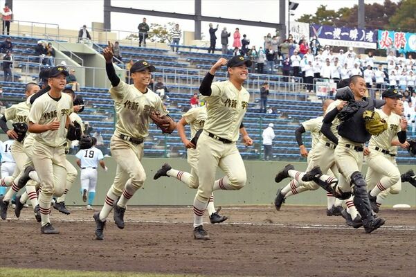 ７年ぶりに秋の関東王者となり、笑顔で応援席に駆け出す作新ナイン＝29日午後０時30分、県営球場