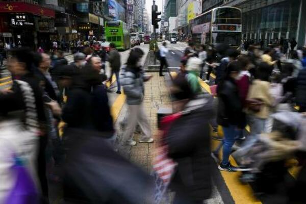 香港の繁華街を行き交う人たち=2024年