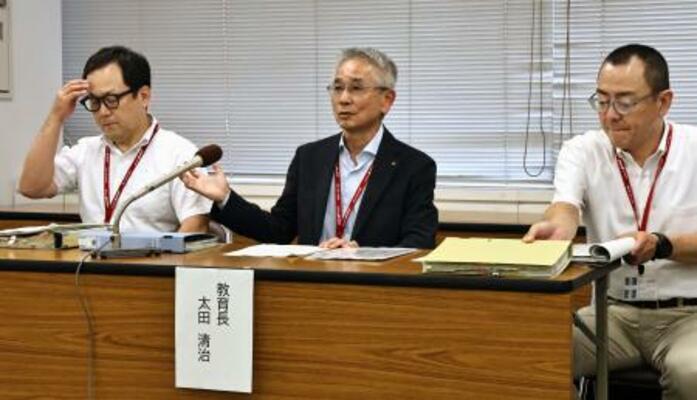 　ＳＮＳ上で拡散した誤情報について、記者会見する北九州市教委の太田清治教育長（中央）ら＝２４日午後、北九州市小倉北区役所