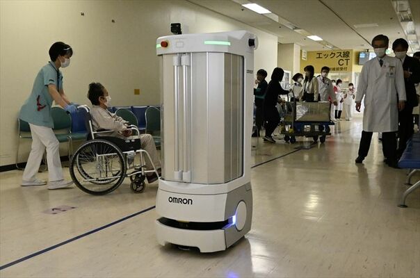 臨床検査センターへ検体を運ぶロボット＝１日午後、壬生町北小林