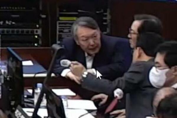 　ソウル中央地裁の公判に出廷し、弁護団と話をする韓国の前大統領、尹錫悦被告（左端）＝１３日（地裁提供、聯合＝共同）