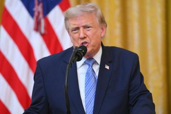16日、ホワイトハウスで演説するトランプ米大統領=ワシントン(AP=共同)
