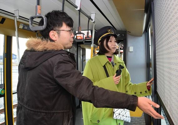 ＬＲＴの車両内を見学する鈴川さん（右）