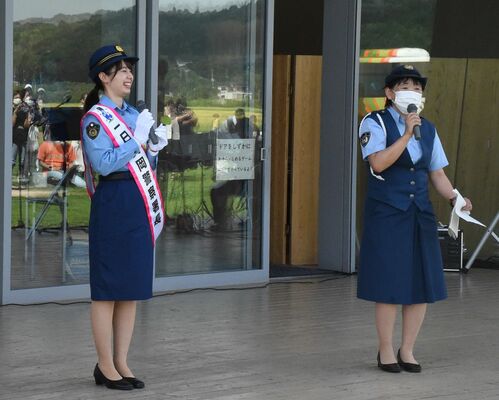 出陣式で一日警察署長を委嘱された小池さん（左）
