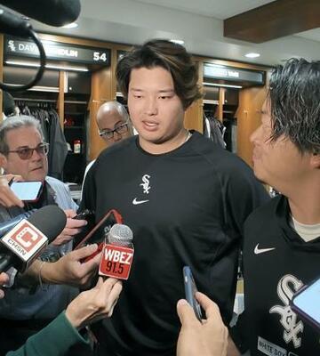 試合前に取材対応するホワイトソックス・村上=5月、シカゴ