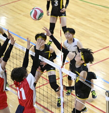バレーボール女子決勝　第１セット、国学栃木の長谷川（右）がフェイントを決める＝清原体育館、森田大地撮影