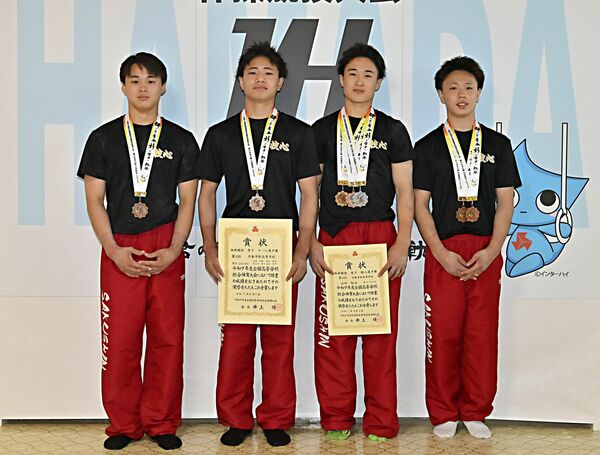 体操男子団体で３位となった作新