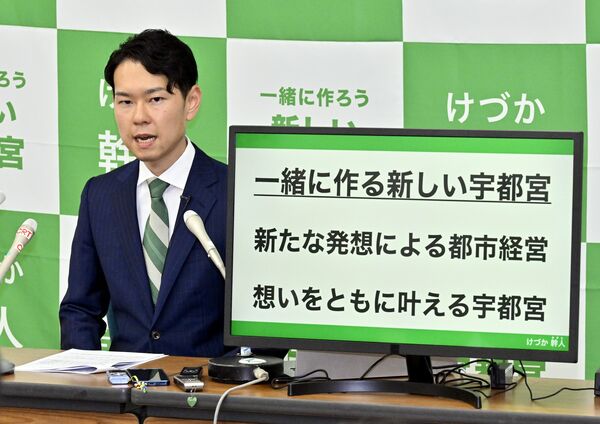 出馬会見で決意を述べる毛塚幹人氏＝11日午後、県庁記者クラブ