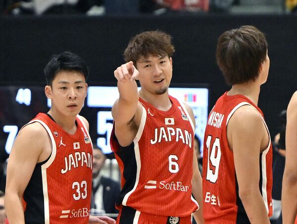 宇都宮市で行われたモンゴル戦で仲間と話す比江島（中央）＝21日、日環アリーナ栃木、磯真奈美撮影