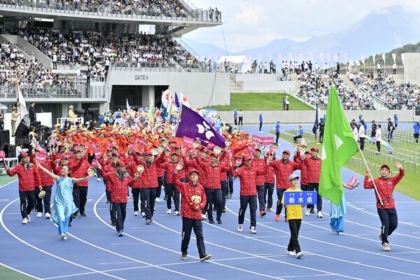 総合開会式で行進する本県選手団＝28日午後３時20分、滋賀県彦根市の平和堂ＨＡＴＯスタジアム、磯真奈美撮影