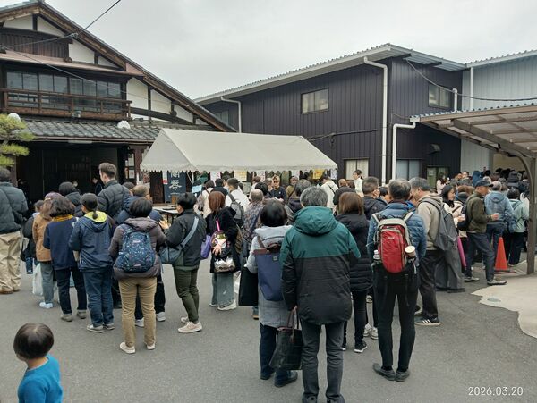 「開華　蔵開き２０２６」に集った大勢の日本酒ファン＝３月２０日、佐野市