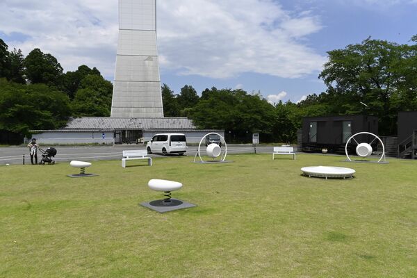 インクルーシブ遊具が設置されるお丸山の芝生エリア