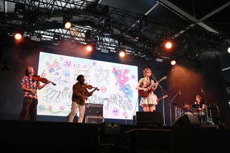 メイ・シモネスのステージ=7月27日、新潟県湯沢町(撮影:岡利恵子)