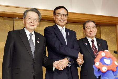 　新年祝賀会後の記者会見で写真に納まる（左から）日本商工会議所の小林健会頭、経済同友会の新浪剛史代表幹事、経団連の十倉雅和会長＝１月、東京都千代田区