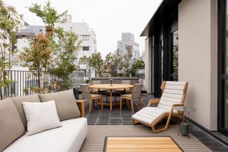 　「パラッツォ・モルテーニ東京」の屋外。ソファはヴィンセント・ヴァン・ドゥイセン「ＰＡＬＩＮＦＲＡＳＣＡ（パリンフラスカ）」（左）、長いすはジオ・ポンティ「Ｄ．１５０．５」＝東京・青山（提供写真）