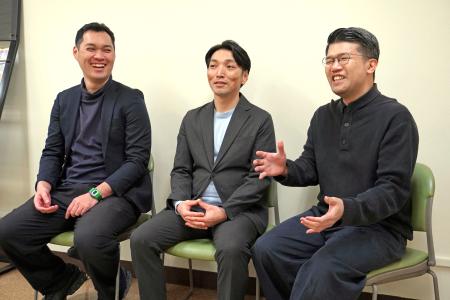 　インタビューに応じる常磐津千寿太夫（中央）、杵屋直光（右）ら＝東京都内