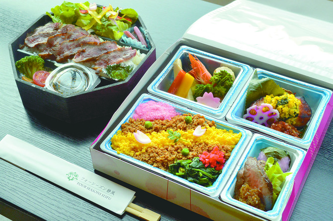 美しい彩りの「春らんまん弁当」㊨と「菱屋ステーキ弁当」