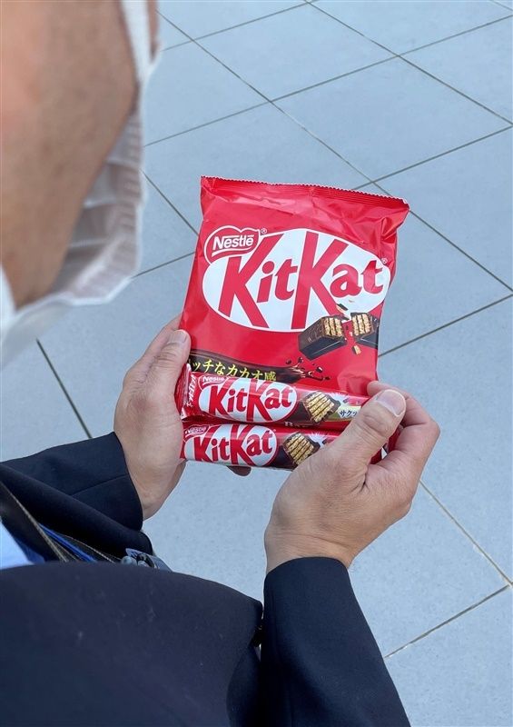 キットカットを手に「我慢を重ねる受験生たちを励ましたかった」と振り返る男性＝2月18日、福岡市