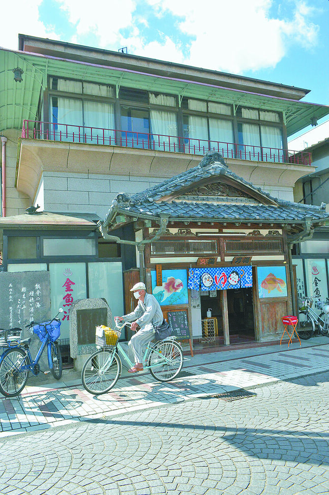 趣ある瓦屋根の玄関