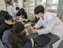 高尾台中学校２年生を対象に金沢工業大学生命・ 応用バイオ学科の学生プロ…