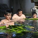「菖蒲湯」で健康長寿願う　真岡・井頭温泉で端午の節句に合わせ