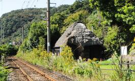 かやぶき屋根落ち無惨