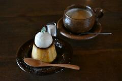 【グルメ探訪】蒸し焼き、レトロな固め　自家製プリン　パーラートチギ（栃木）