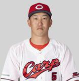 広島の小園が死球の影響で交代