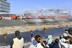 気持ち新たに放水披露