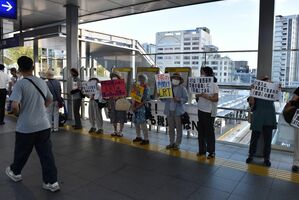 ＬＲＴのＪＲ宇都宮駅西側への延伸撤回を訴える反対派のアピール＝25日午後、同駅東口