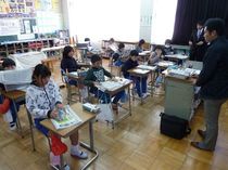 新聞の読み方など学ぶ　大田原市金丸小
