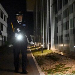 誰もいない夜の社屋、「もしも」がないことを願いながら　67歳のベテラン警備員が現役続ける理由